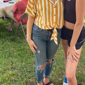 Levis with knee cutouts👖